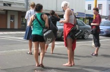 Они постоянно сокращают слова и ходят по улице босиком: нетипичные привычки австралийцев