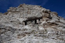 Загадочный дом 100-летней давности в Альпах, находящийся на отвесной скале на высоте почти 3 км