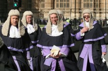 Почему британские юристы и адвокаты носят парики