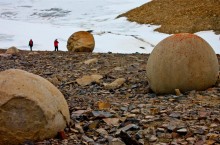 Отдаленные уголки России: остров Чамп и загадочные каменные шары на его поверхности
