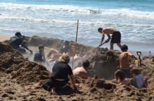 Зачем отдыхающие пляжа Хот-Уотер-Бич в Новой Зеландии не купаются в океане, а «окапываются» в песке