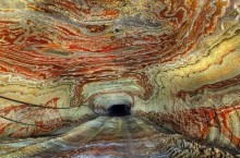Психоделические соляные шахты Екатеринбурга с разноцветными естественными разводами по стенам