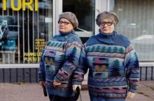 Бабушка из Финляндии так любит вязать, что вяжет двойников своих соседей и родных