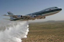 Зачем самолеты иногда сбрасывают в воздухе топливо, и куда в таком случае оно девается