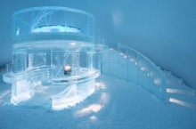 Снежный отель в Швеции с каруселью, баром и театром