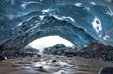 Пещеры изо льда и черные водопады: что можно увидеть в национальном парке Ватнайёкюдль в Исландии