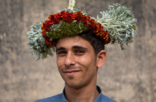 В какой стране живет народ, мужчины которого носят на голове цветочные венки