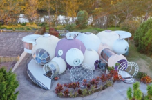 Как выглядит внутреннее убранство необычного дома из бетонных шаров, в котором жила семья архитектора
