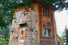 Крутящийся дом в Архызе: как выглядит удивительная «сказочная избушка»