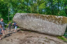 Загадка камня: почему огромный валун весом 137 тонн может сдвинуть любой человек