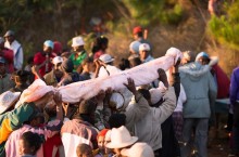 Танцы с мертвыми: необычный праздник Фамадихана на Мадагаскаре