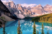 Словно огромный сапфир: ледниковое озеро Морейн в Канаде