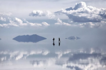 Небесное Зеркало — явление, позволяющее сделать «парящий» снимок между водой и небом