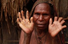 Почему в племени Дани отрезают себе пальцы