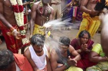 Зачем в Индии разбивают кокосы о свои головы