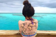 Жевать жвачку и показывать тату: странные штрафы туристам