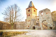 Замок Франкенштейн в Германии, где прототип героя произведения «Франкенштейн, или Современный Прометей» воскрешал мертвых