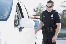 Зачем полицейские в Америке трогают заднюю фару авто, прежде чем подойти к водителю