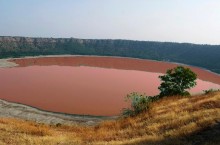 Загадка озера Лонар: почему водоем всего за одну ночь стал насыщенного розового цвета