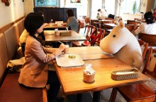 Японское кафе, где к одиноким посетителями подсаживают муми-троллей