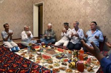 Почему узбеки едят плов руками и до сих пор спят на полу