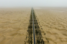 Зачем китайцы построили длиннющую трассу посреди необитаемой пустыни