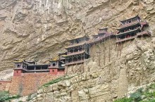 Сюанькун-сы – монастырь в Китае, который словно висит, держась за скалу