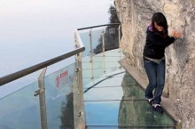 Прозрачный мост из стекла над пропастью в Китае