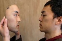 «Надеть чужое лицо»: как японец создал маску, которая может полностью изменить внешность