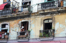 Причины, по которым в домах на Кубе не ставят стекла в окна