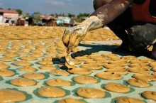 Голод не тетка , или лепешки из грязи, которые едят бедняки на Гаити