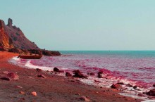 Филиал Марса на Земле: красный пляж и кроваво-багряное море на острове Ормуз