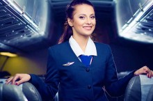 Стюардессы теперь будут учиться улыбаться с помощью тренажеров — чем опасен такой поворот