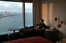 Как мужчина провел время на самоизоляции в 27-этажном отеле один