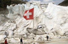 Зачем в Швейцарии горы укрывают флисовыми одеялами