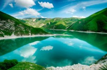 Озеро Кезеной-ам в Чечне, которое меняет свой оттенок от небесно-голубого до темно-бирюзового