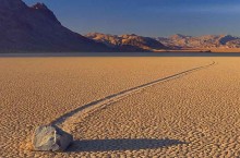 Движущиеся камни в Долине Смерти: ученые поняли, какая сила приводила их в движение