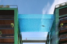 В Лондоне появился прозрачный бассейн на высоте 35 м, в котором можно плавать прямо над улицей