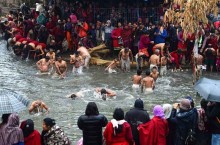 Фестиваль на Тибете, на котором женщины, мужчины и дети купаются вместе