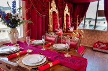 Жизнь по-королевски: в Британии открыли отель на колесах с тронным залом и «золотым» унитазом