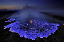 Вулкан Иджен, из недр которого вытекает голубая лава