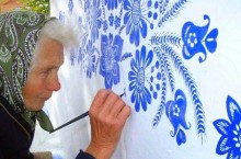 Как 91-летняя бабушка из Чехии украшает свою деревню настоящими произведениями искусства