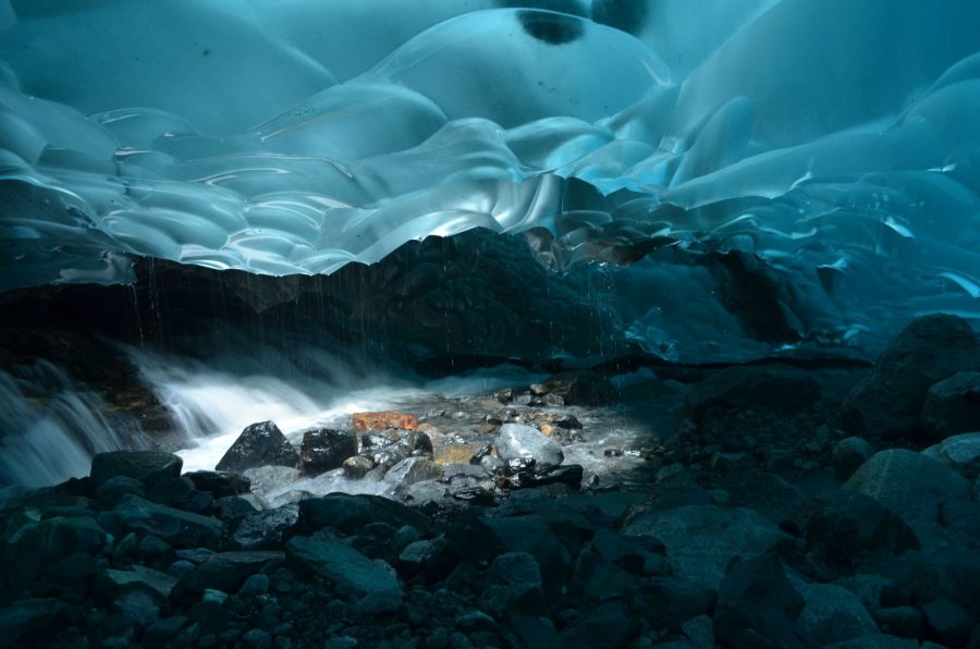 Ледяная пещера рядом с городом Джуно на Аляске