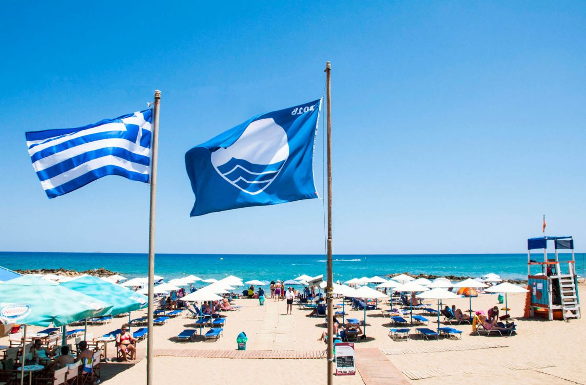 Пляж в Турции с голубым флагом