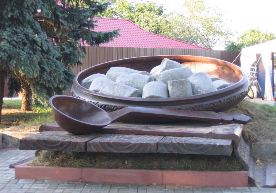 Памятник галушкам в Полтаве
