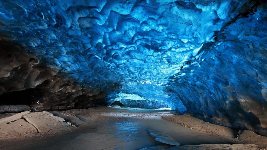 Голубая ледниковая пещера в Исландии