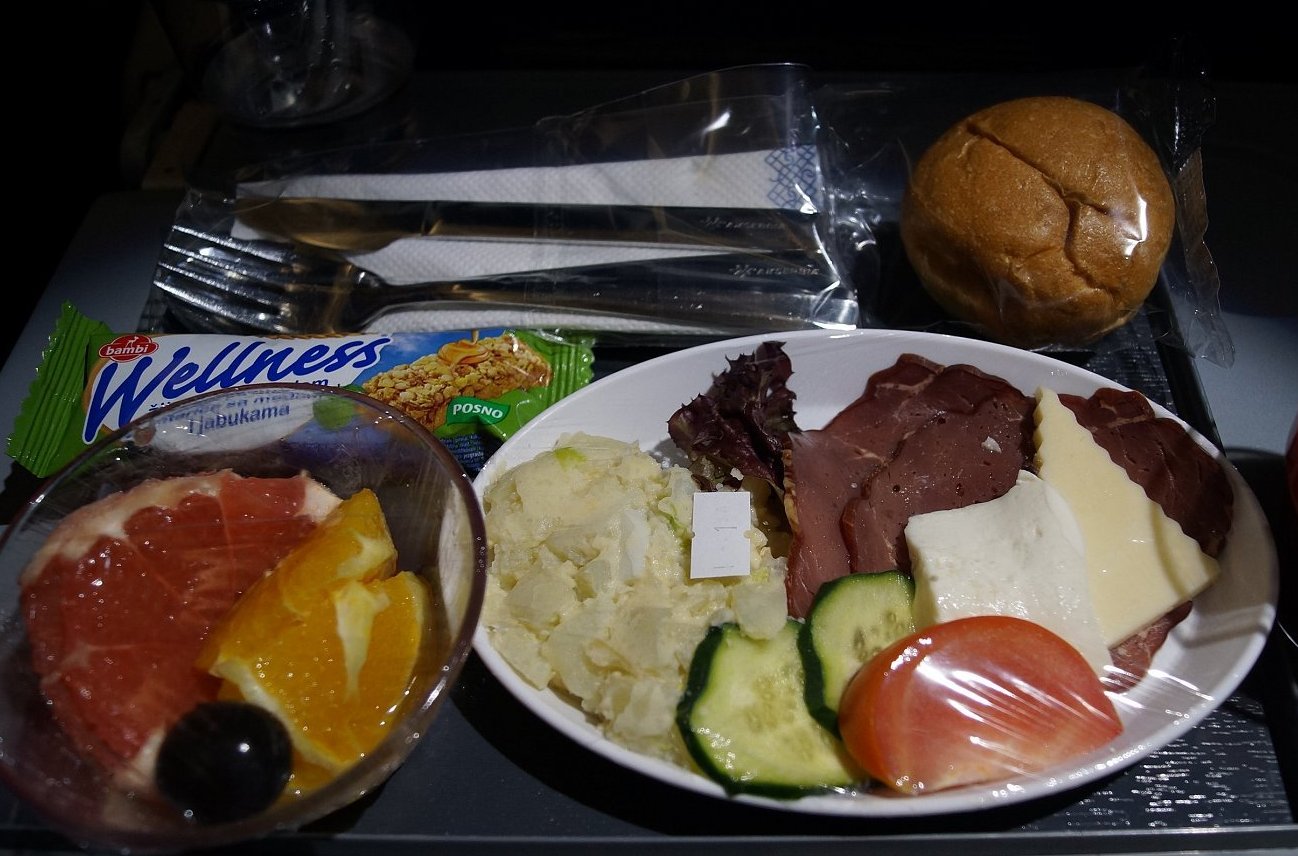 Air Serbia обед на борту самолета