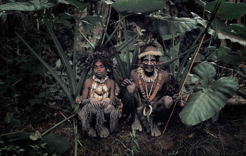 У аборигенов Индонезии принято закрывать молодоженов