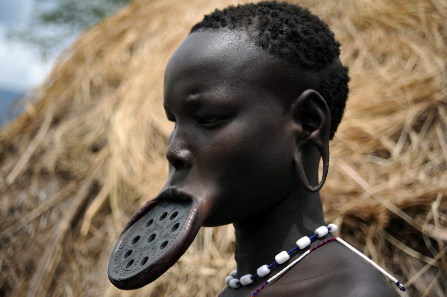 Эфиопская женщина с тарелкой в губе