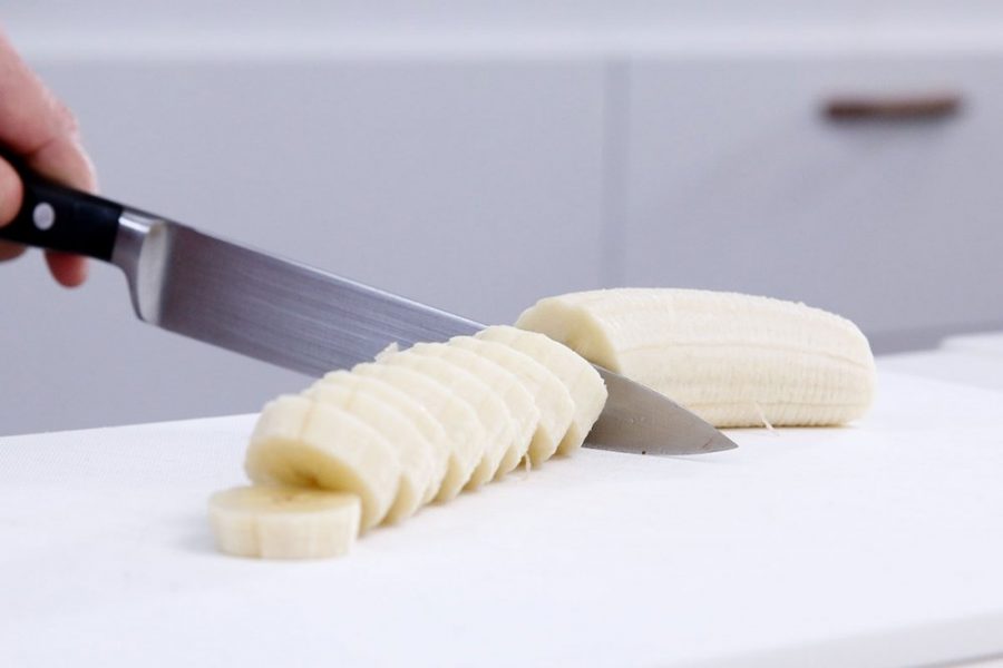 Разрезать банан столовым прибором